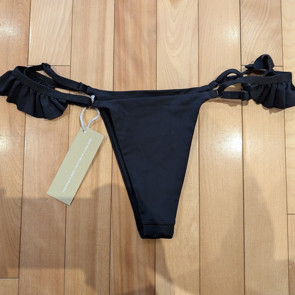 Elegant Black Ruffled Bikini - Picture 3 of 7